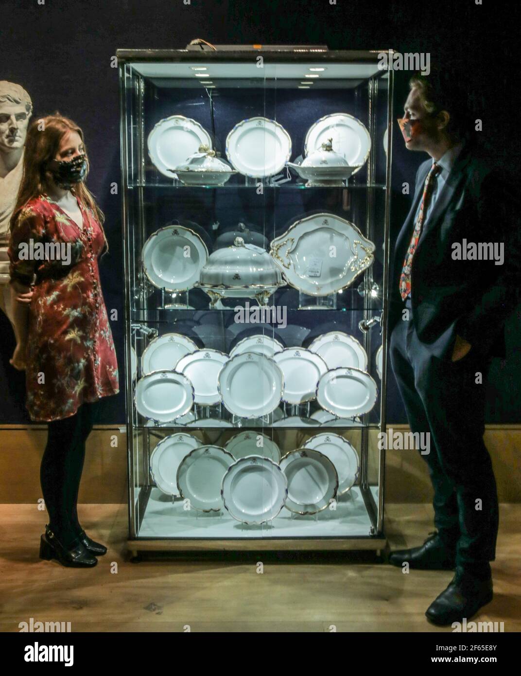 Londres Royaume-Uni 30 mars 2021 un service complet de 197 pièces en porcelaine doré assorti. Début du XXe siècle. Décoration avec le Cypher Sutherland. Estimation: 1,000 - 1,500. La vente du contenu des attiques et des caves au château de Dunrobin, siège familial du 25e comte de Sutherland, A Bonhams Édimbourg, le mardi 20 avril 2021, promet d'être l'un des points forts de l'année des enchères au Royaume-Uni. Le château de Dunrobin est un joyau de la couronne des maisons ancestrales écossaises, et un dédébrayage de ses attiques et caves a produit des trésors allant des peintures, des portraits et des photographies historiques à pic Banque D'Images