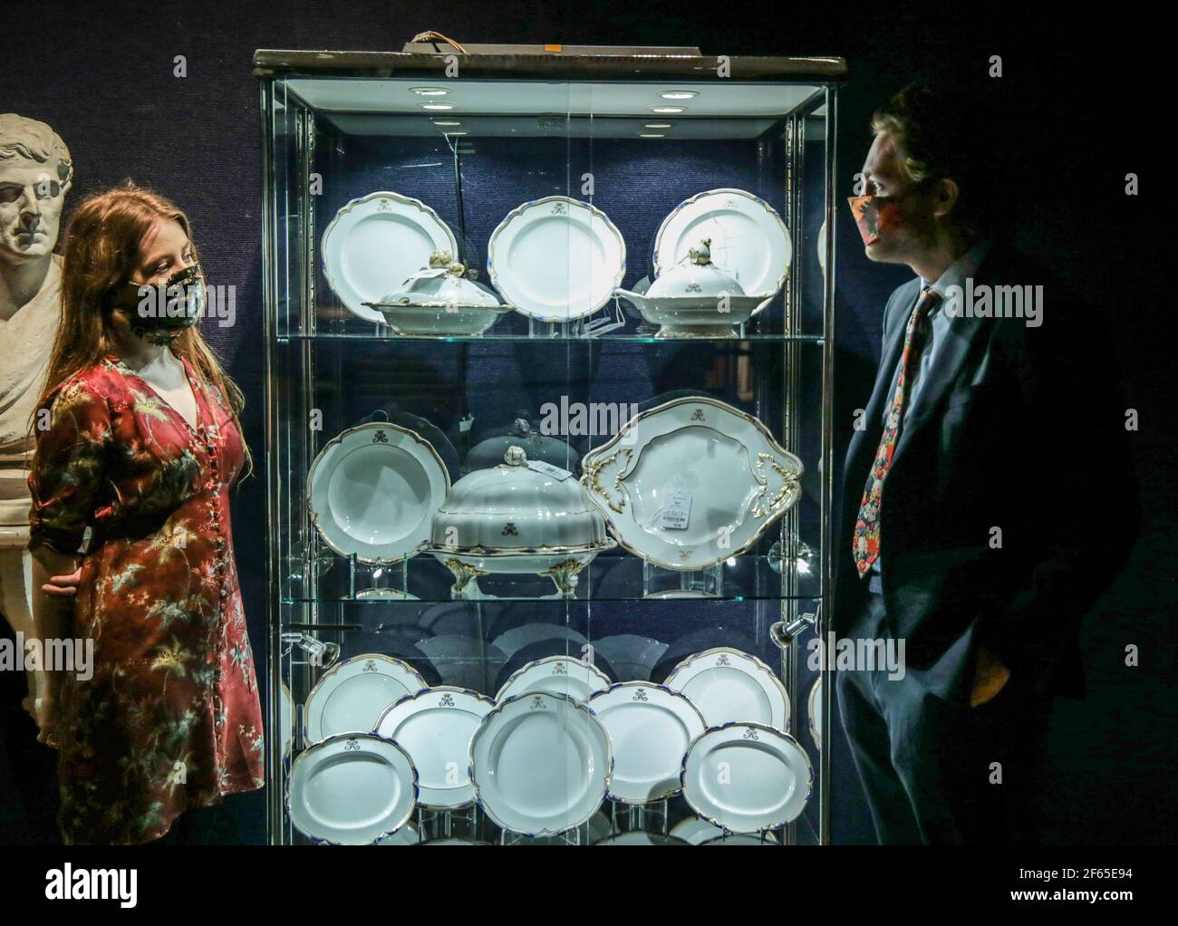 Londres Royaume-Uni 30 mars 2021 un service complet de 197 pièces en porcelaine doré assorti. Début du XXe siècle. Décoration avec le Cypher Sutherland. Estimation: 1,000 - 1,500. La vente du contenu des attiques et des caves au château de Dunrobin, siège familial du 25e comte de Sutherland, A Bonhams Édimbourg, le mardi 20 avril 2021, promet d'être l'un des points forts de l'année des enchères au Royaume-Uni. Le château de Dunrobin est un joyau de la couronne des maisons ancestrales écossaises, et un dédébrayage de ses attiques et caves a produit des trésors allant des peintures, des portraits et des photographies historiques à pic Banque D'Images