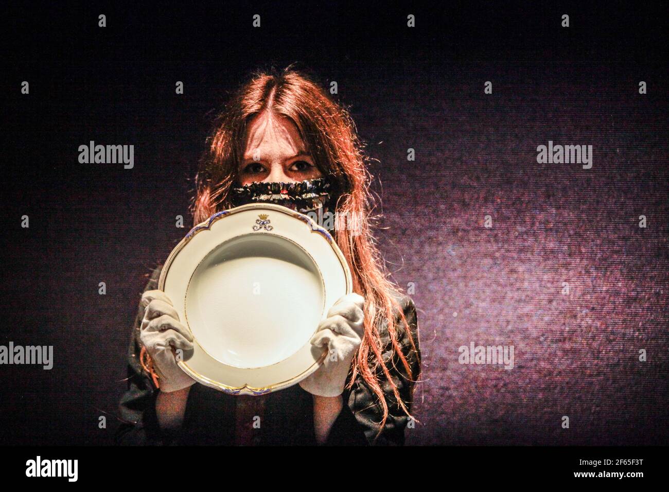 Londres Royaume-Uni 30 mars 2021 un service complet de 197 pièces en porcelaine doré assorti. Début du XXe siècle. Décoration avec le Cypher Sutherland. Estimation: 1,000 - 1,500. La vente du contenu des attiques et des caves au château de Dunrobin, siège familial du 25e comte de Sutherland, A Bonhams Édimbourg, le mardi 20 avril 2021, promet d'être l'un des points forts de l'année des enchères au Royaume-Uni. Le château de Dunrobin est un joyau de la couronne des maisons ancestrales écossaises, et un dédébrayage de ses attiques et caves a produit des trésors allant des peintures, des portraits et des photographies historiques à pic Banque D'Images