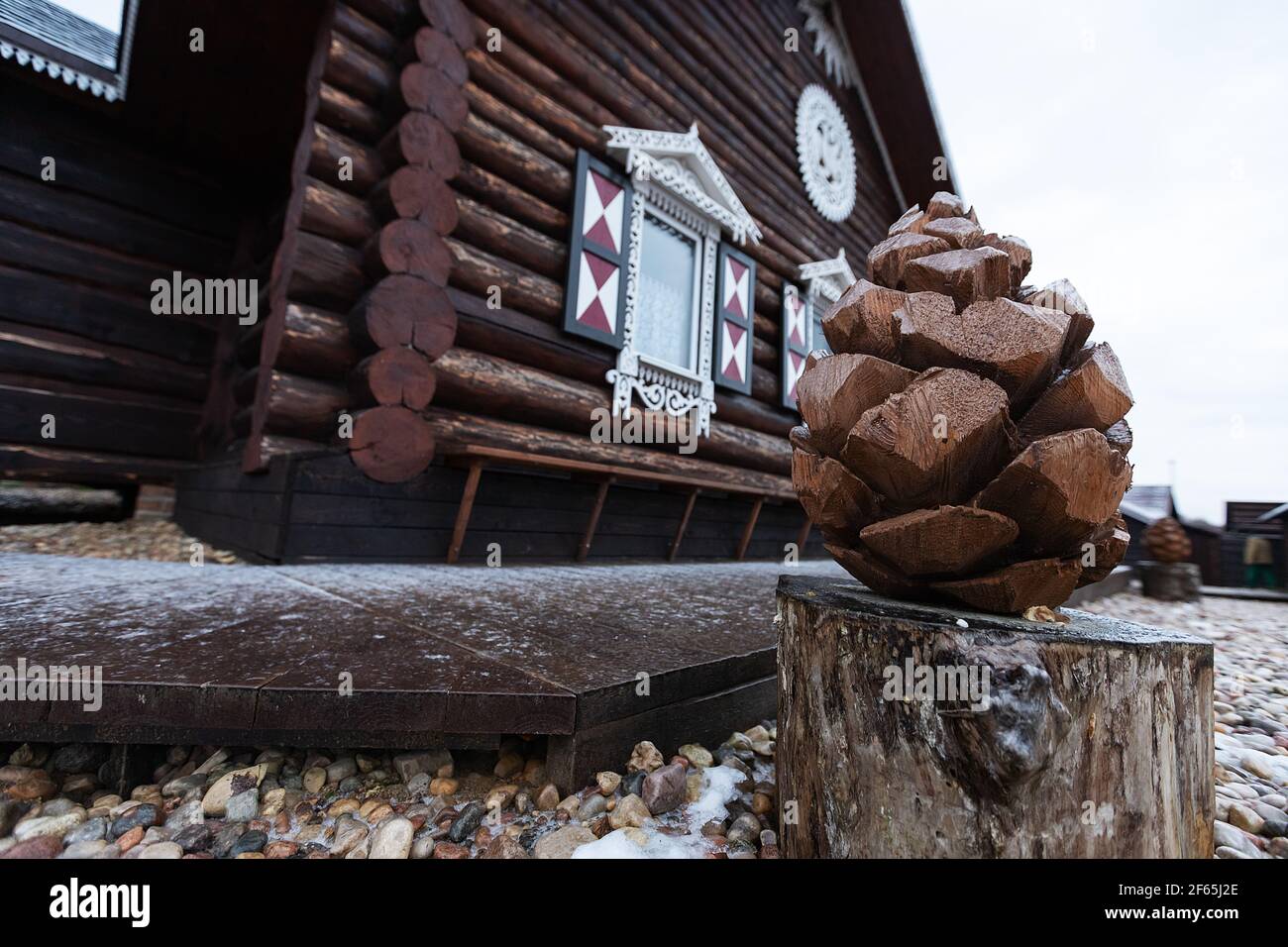 panneaux sculptés sur les fenêtres. décoration décorative avec ornements en bois de volets de fenêtre. maison de campagne dans un style traditionnel Banque D'Images