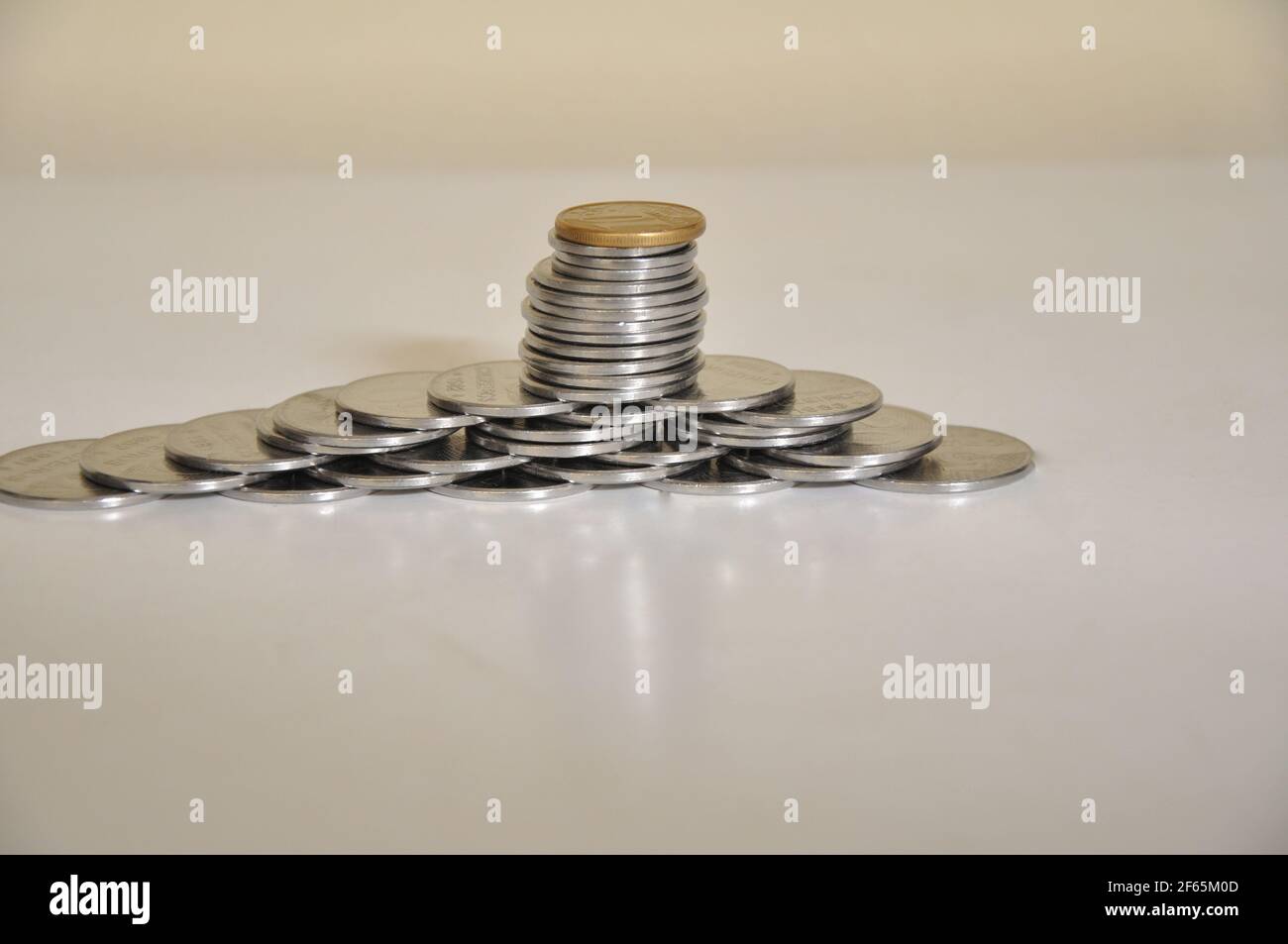 Pièces anciennes pièces utilisées comme mode de paiement au Brésil, largement utilisées dans le commerce général dans toutes les villes, également utilisées pour être placées dans des coffres-forts pour économiser de l'argent Banque D'Images