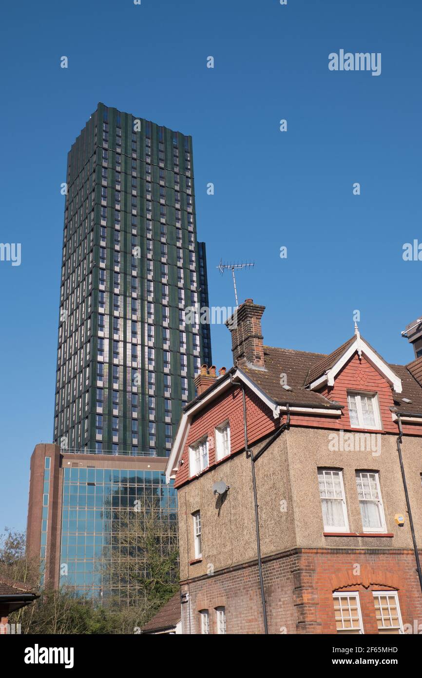 101 George Street bâtiment éclipsant des bâtiments antérieurs à Croydon Angleterre Banque D'Images