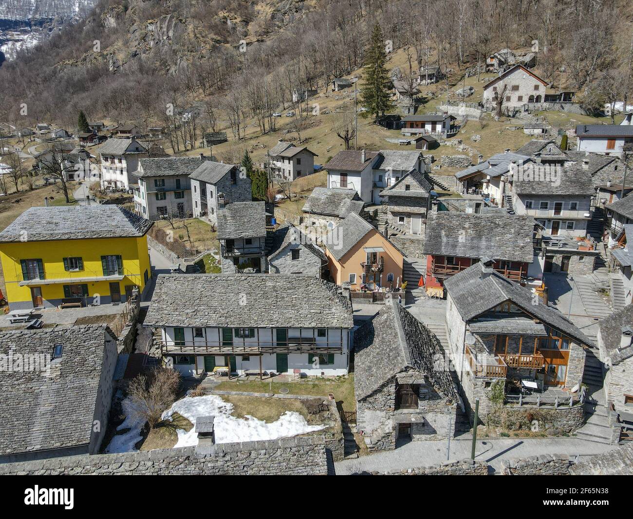 Le village de Sonogno sur la vallée de Verzasca en Suisse alpes Banque D'Images