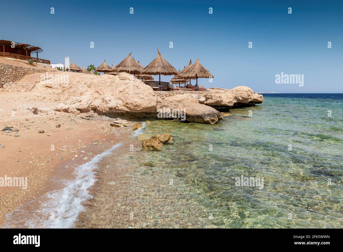 Plage de sable exotique avec parasol dans la mer Rouge Banque D'Images