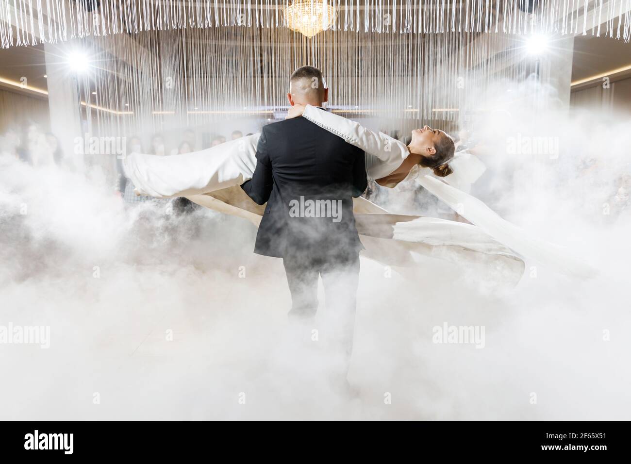 Belle mariée et beau salon dansant la première danse à la fête de mariage. Moment très tendre Banque D'Images