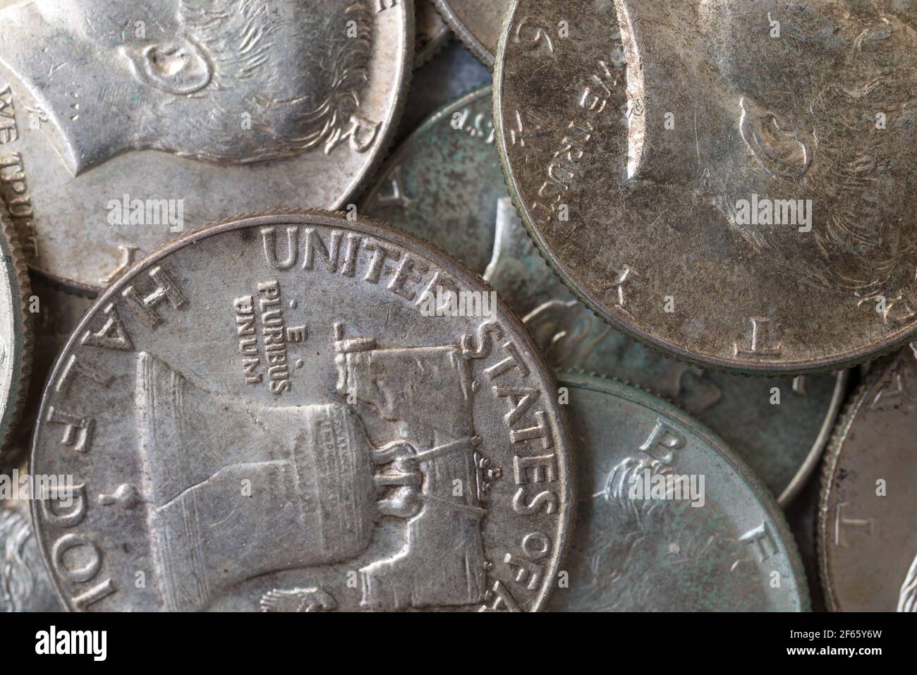 Vue rapprochée des pièces d'argent Kennedy et Franklin d'un demi-dollar vue rapprochée. Banque D'Images