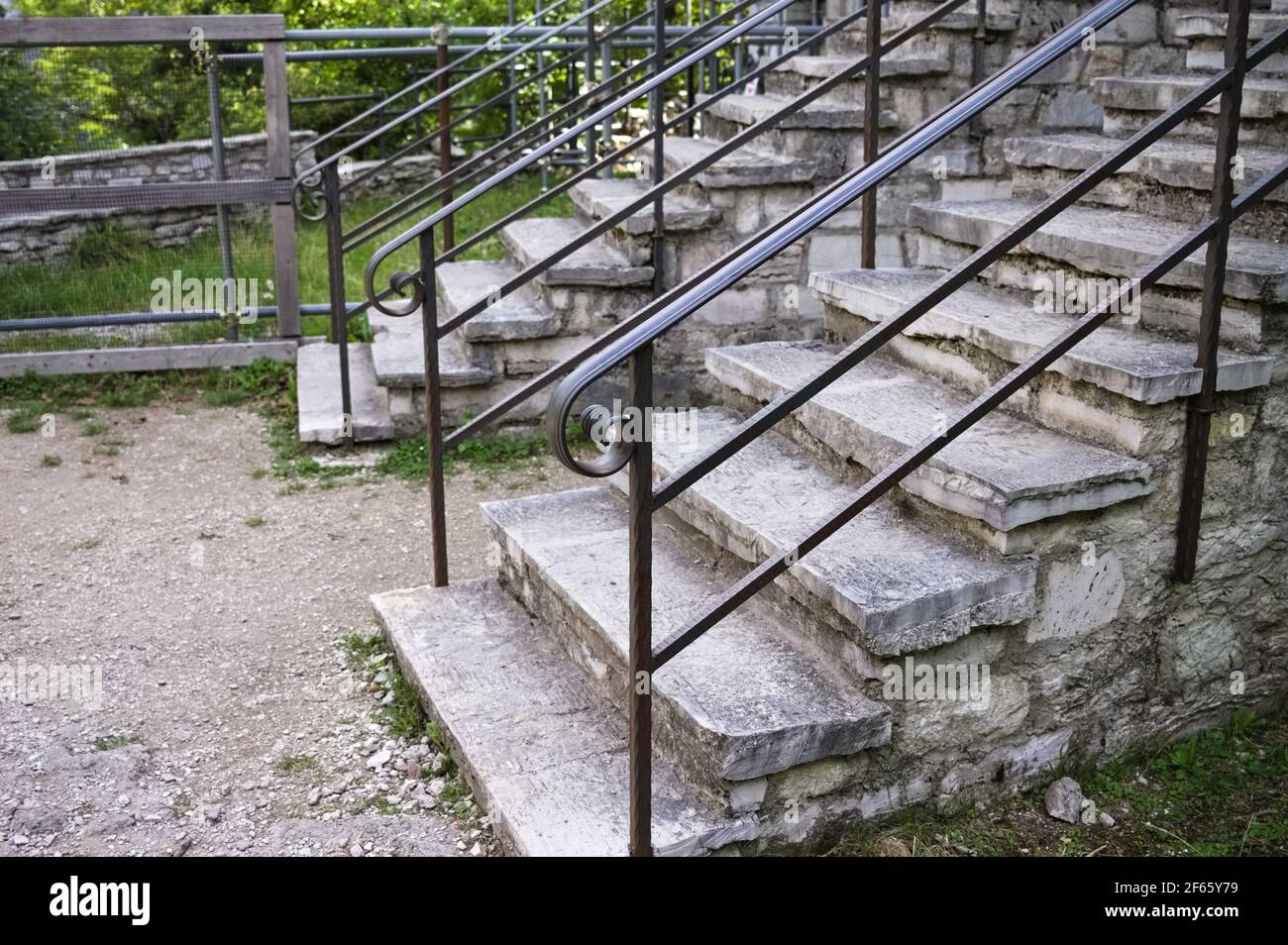 Main courante décorative en fer forgé sur les escaliers extérieurs en