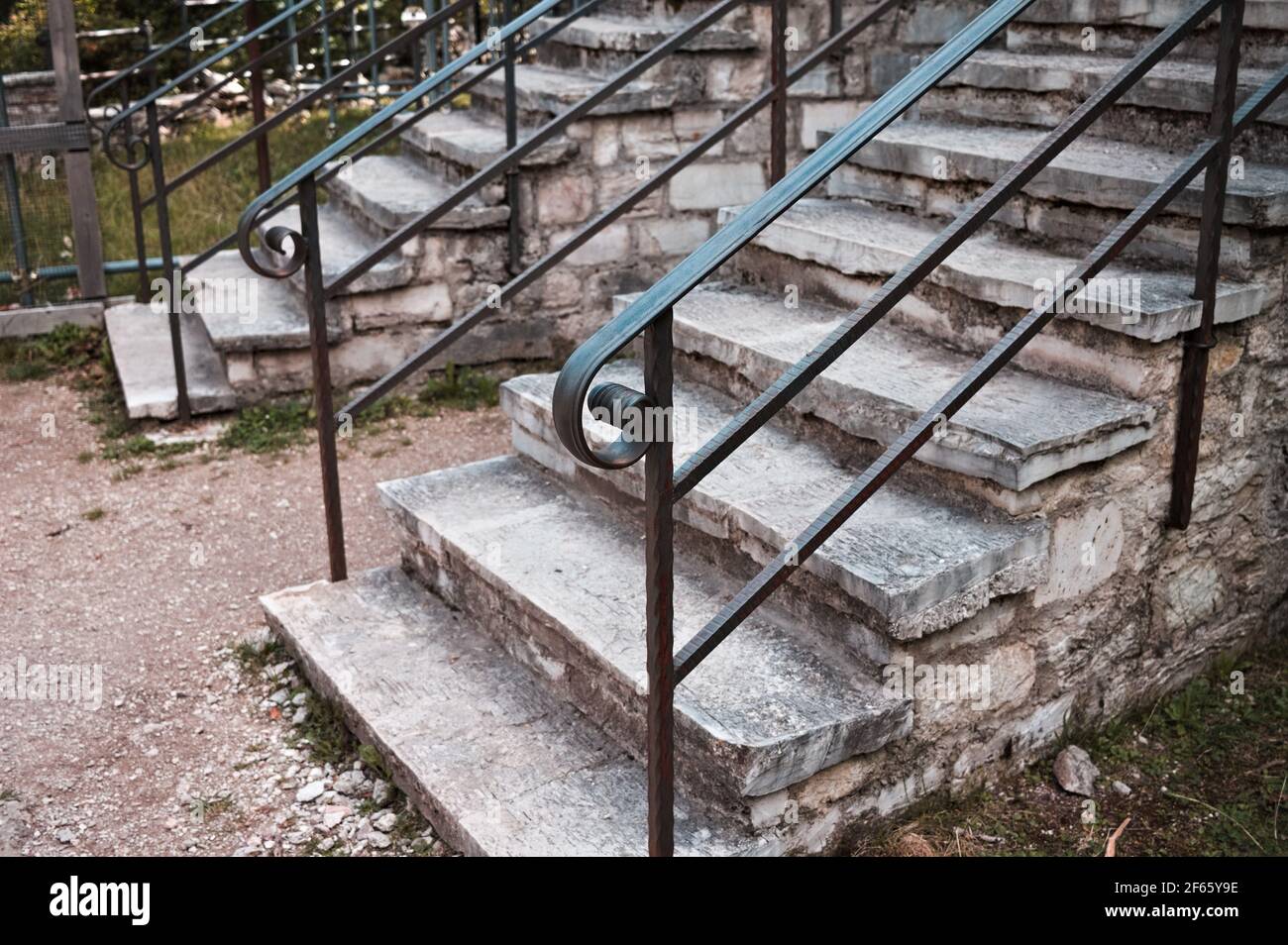 Main courante décorative en fer forgé sur les escaliers extérieurs en