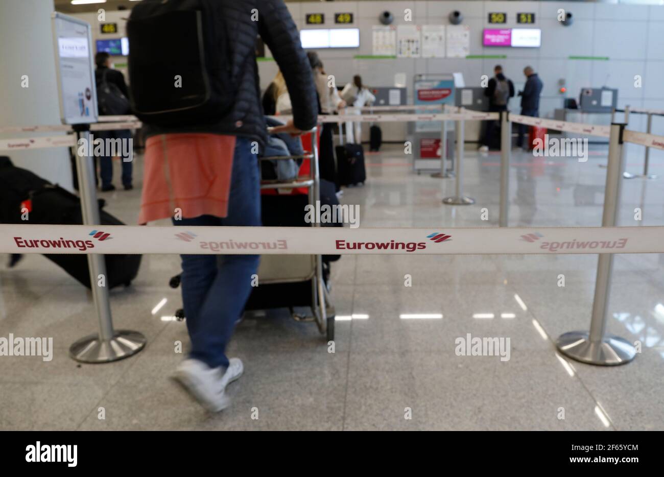 Palma de Majorque, Espagne. 30 mars 2021. Les gens viennent avec leurs  bagages à l'enregistrement d'Eurowings à l'aéroport de Palma. La nouvelle  exigence générale d'essais pour tous les voyages aériens en Allemagne