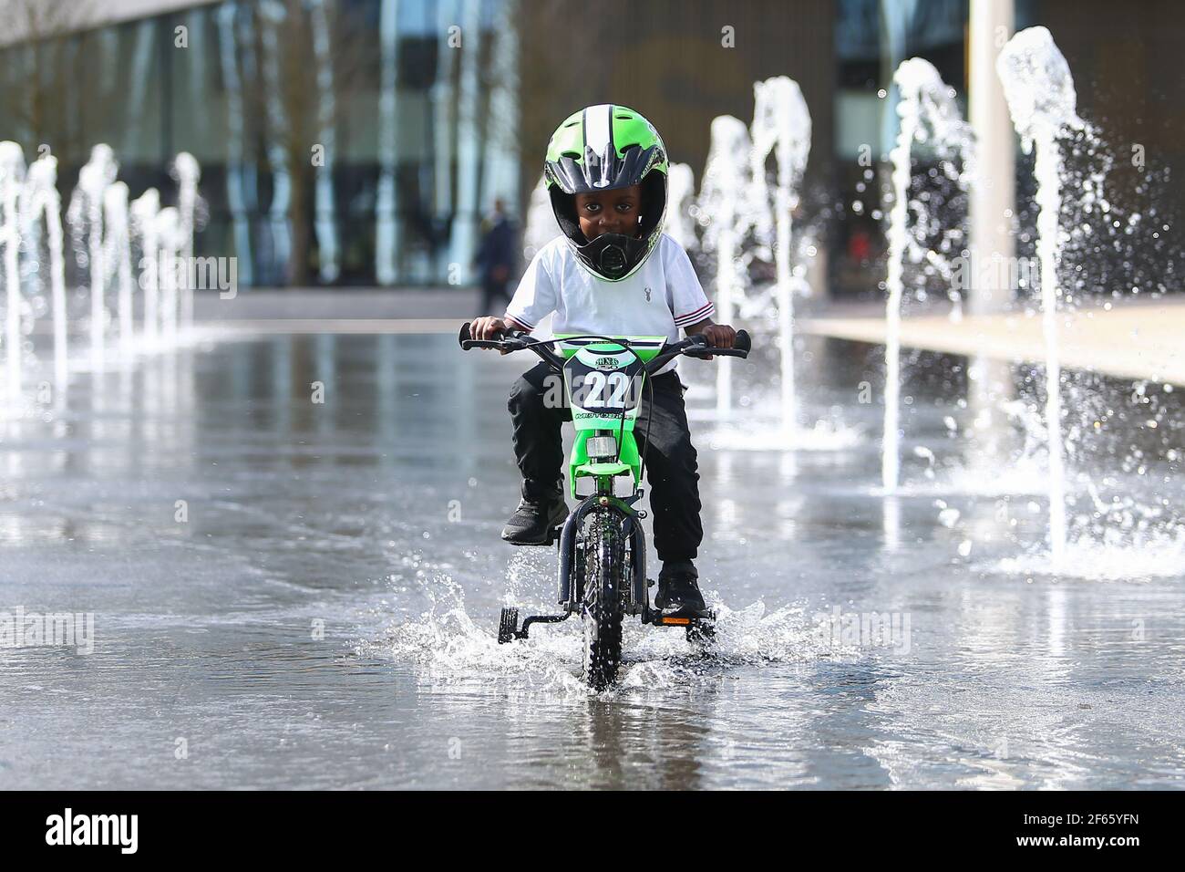 Birmingham, Royaume-Uni. 30 mars 2021. McKay, 4 ans, joue dans les fontaines de la place du Centenaire dans le centre-ville de Birmingham. Crédit : Peter Lophan/Alay Live News Banque D'Images