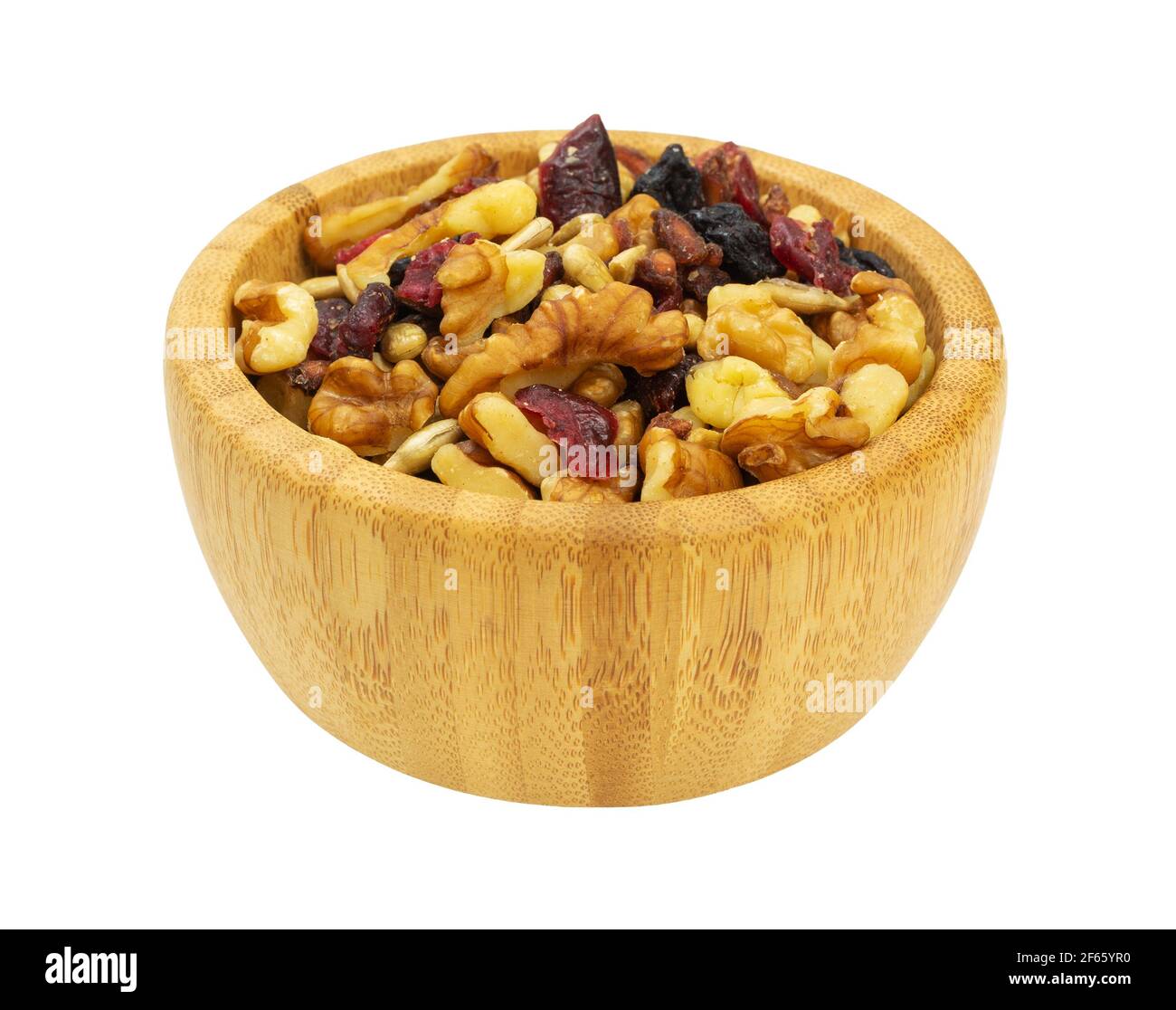 Bol en bois rempli de mélange de sentier sain avec des noix et des fruits isolés sur un fond blanc. Banque D'Images
