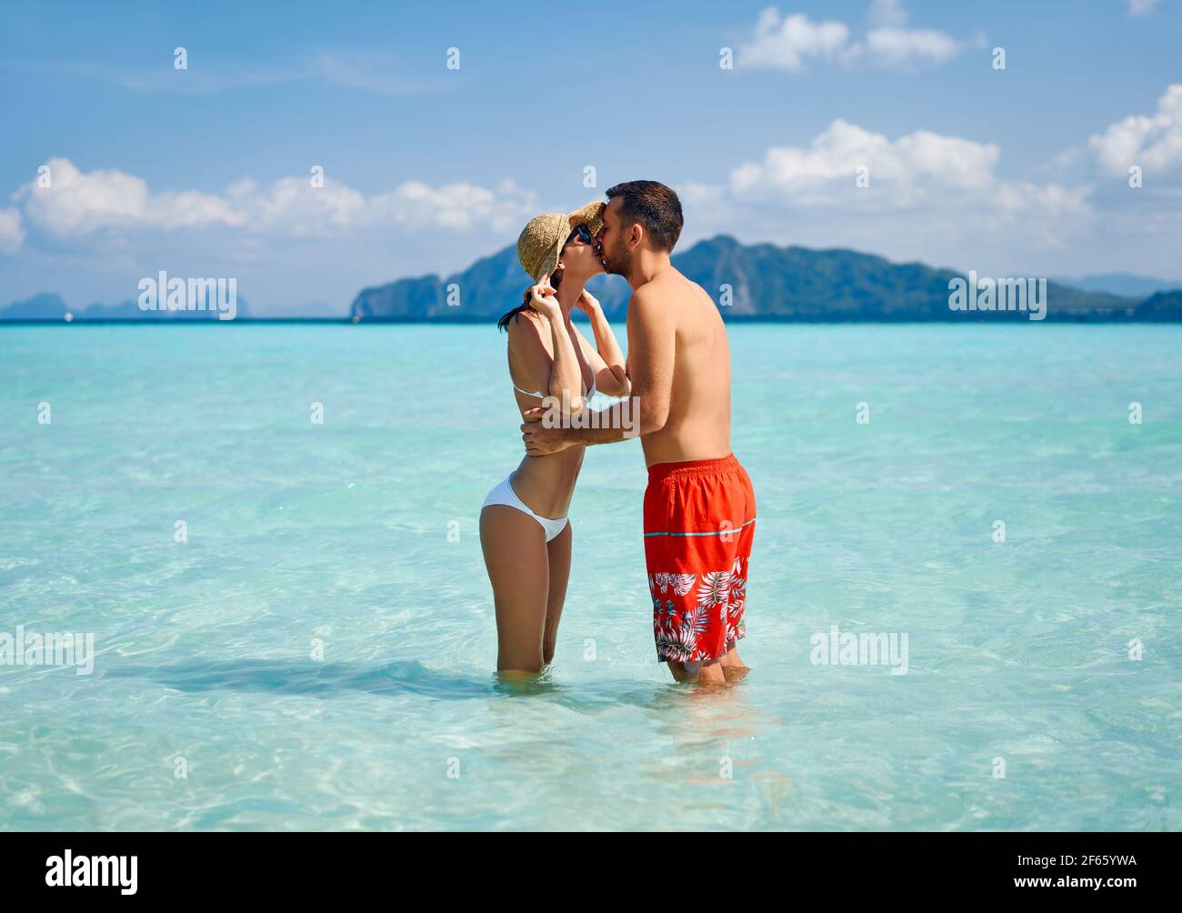 Couple Romantique Embrassant Sur La Plage Tropicale Paradisiaque Amour Date Lune De Miel Concept De Vacances D Ete Photo Stock Alamy