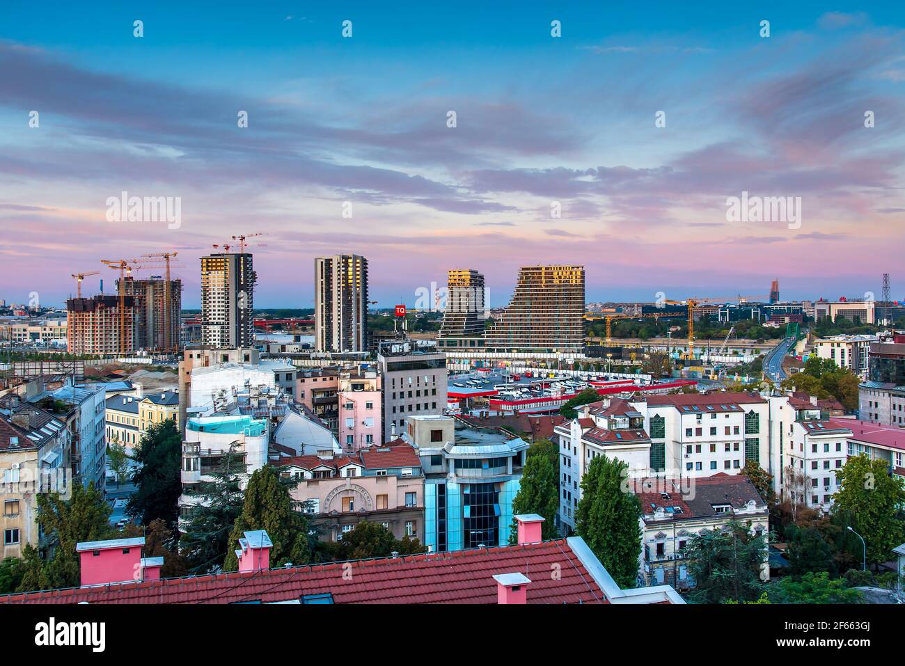 Belgrade, Serbie - 25 septembre 2020 : gare routière principale et nouveau front de mer de Belgrade construit au bord de la rivière Sava, dans la capitale serbe, au lever du soleil Banque D'Images