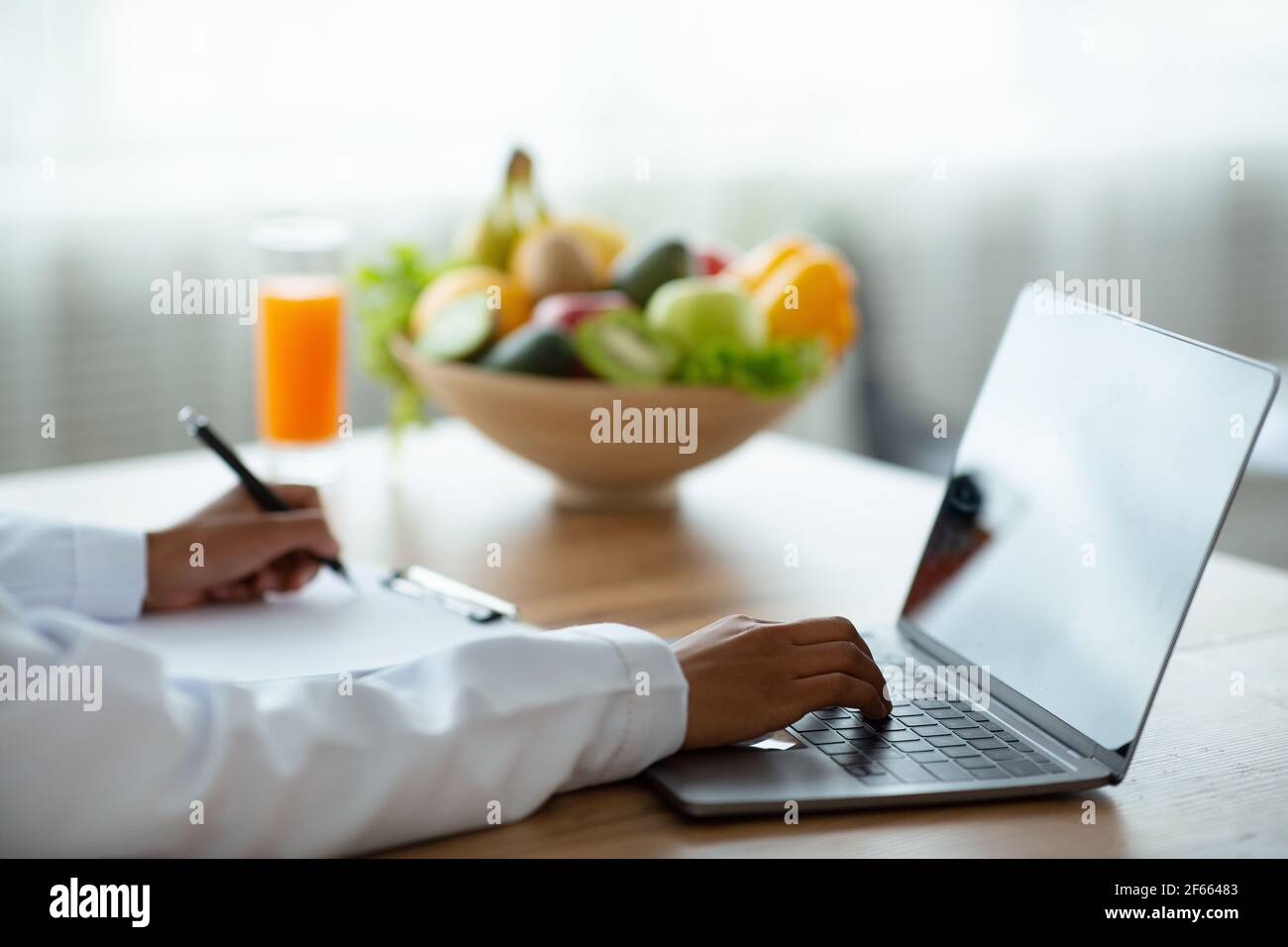 Spécialiste en nutrition saine donnant consultation en ligne, mockup pour la conception sur l'écran d'ordinateur portable Banque D'Images