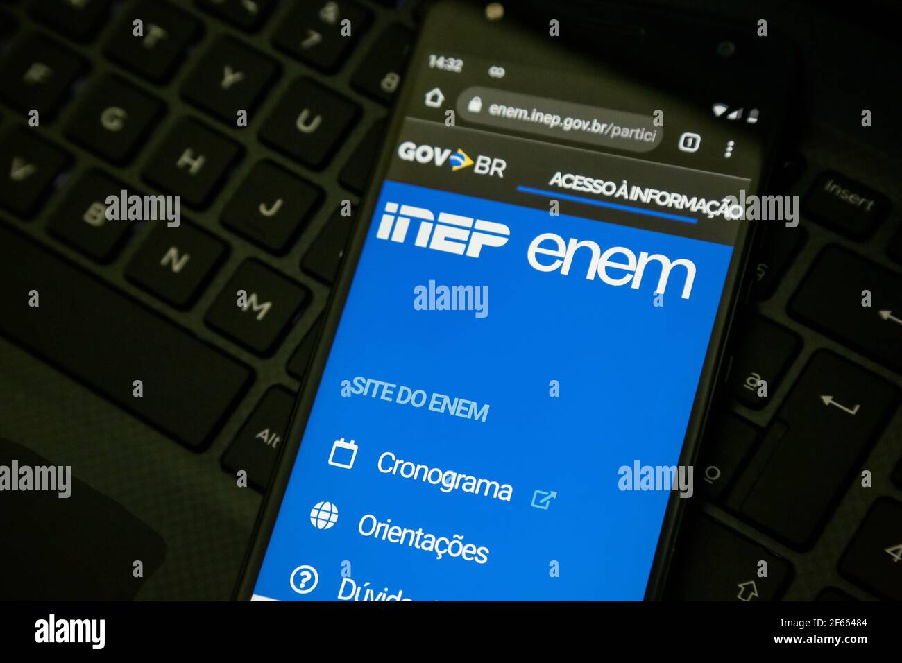 Un téléphone montre les logos de l'INEP et de l'ENEM à Sao Jose dos Campos le 29 mars 2021. L'Institut national de recherche sur l'éducation Anísio Teixeira (Inep) publiera ce lundi 29 mars, le résultat d'Enem 2020 (Exame Nacional do Ensino Medio). La prévision, selon l'agence, est que les notes seront sorties après 6 heures. (Photo: Luis Lima Jr/Fotoarena/Sipa USA) Banque D'Images