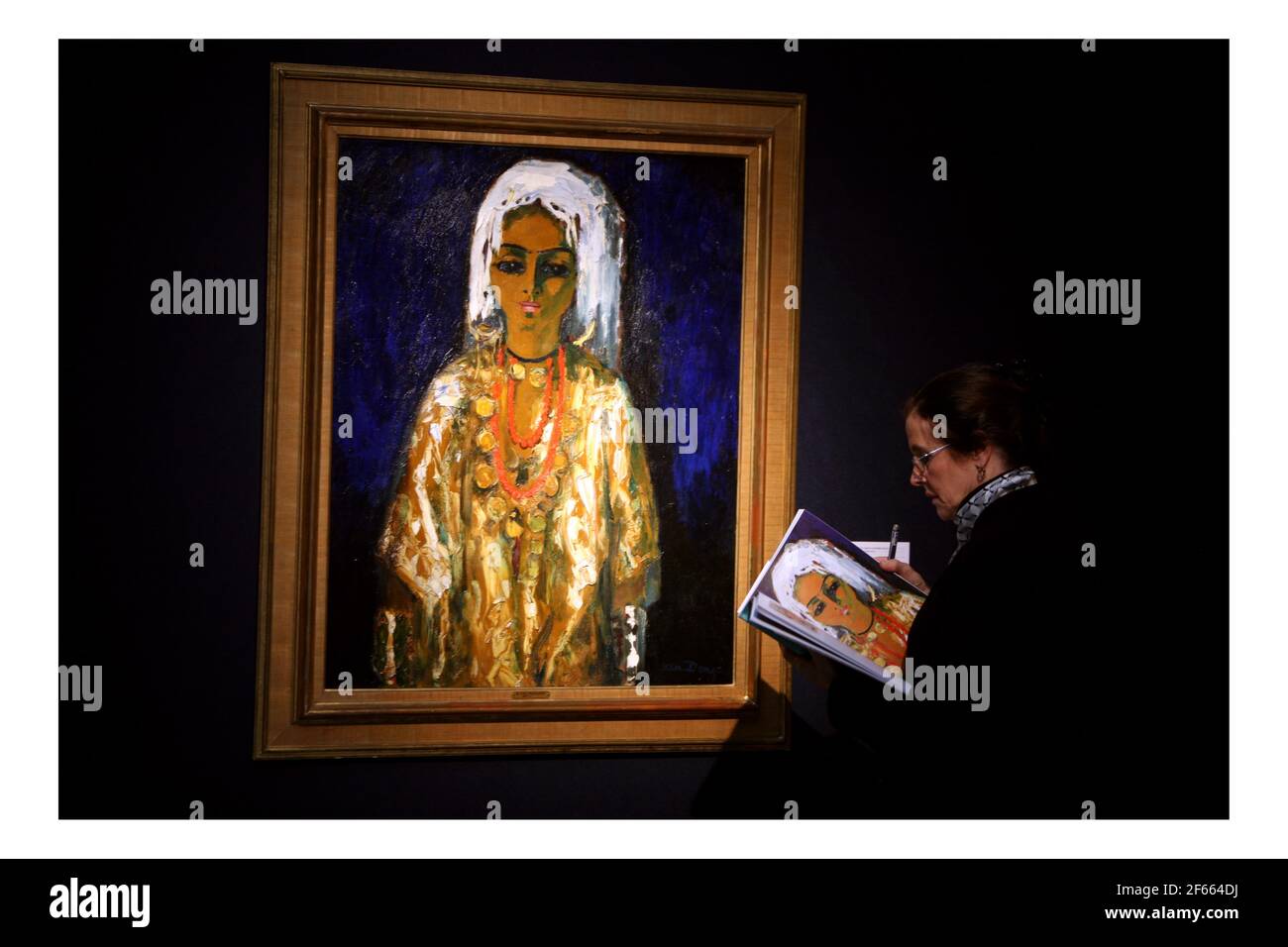 Christies Aperçu Impressionniste important sale LONDRES - dans cette illustration de photo un spectateur inspecte Kees Van Dongen, l'ouled Nail lors d'un aperçu de presse pour Christies Londres vente en art impressionniste et moderne le 31 janvier 2008 à Londres, Angleterre. La vente des pièces impressionnistes importantes aura lieu le 4 février 2008 à Londres. .pic David Sandison Banque D'Images