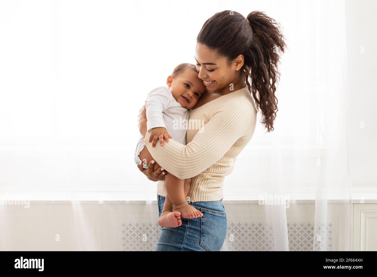 Femme Africaine Porter L Enfant Banque D Image Et Photos Alamy