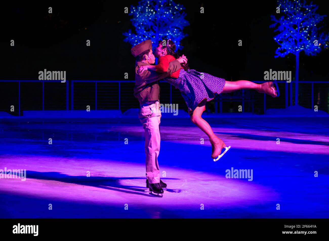 Orlando, Floride. 27 novembre 2020. Patineurs au Winter Wonderland sur le spectacle de glace de SeaWorld. (124) Banque D'Images