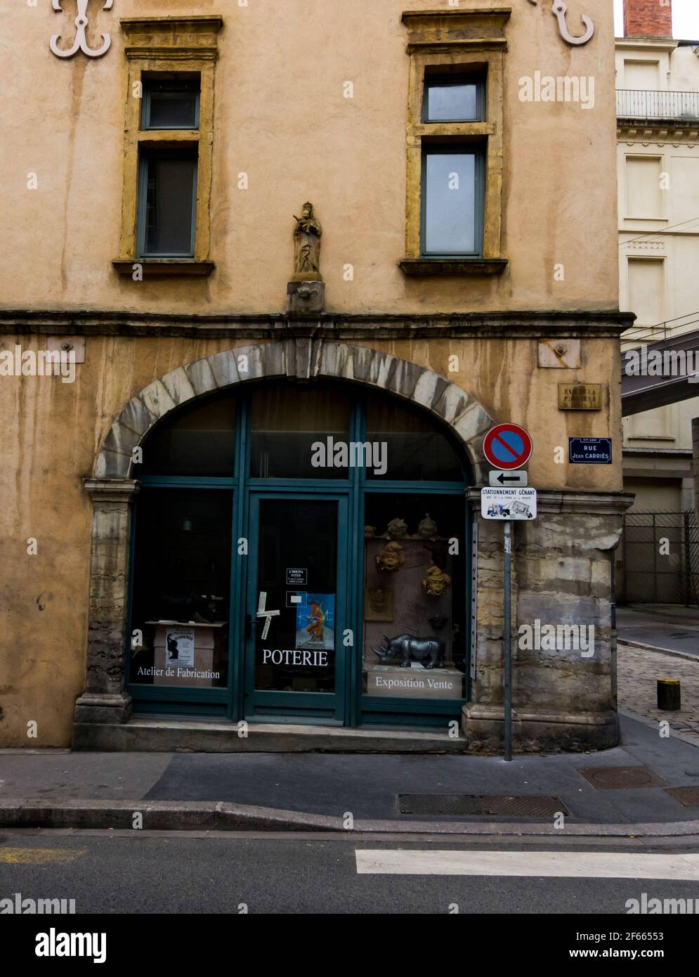 Une vitrine de poterie présentant des gargouilles et des rhinocéros dans la rue Jean porte dans le Vieux Lyon, en France. Jean Cariies était un potier local célèbre. Banque D'Images