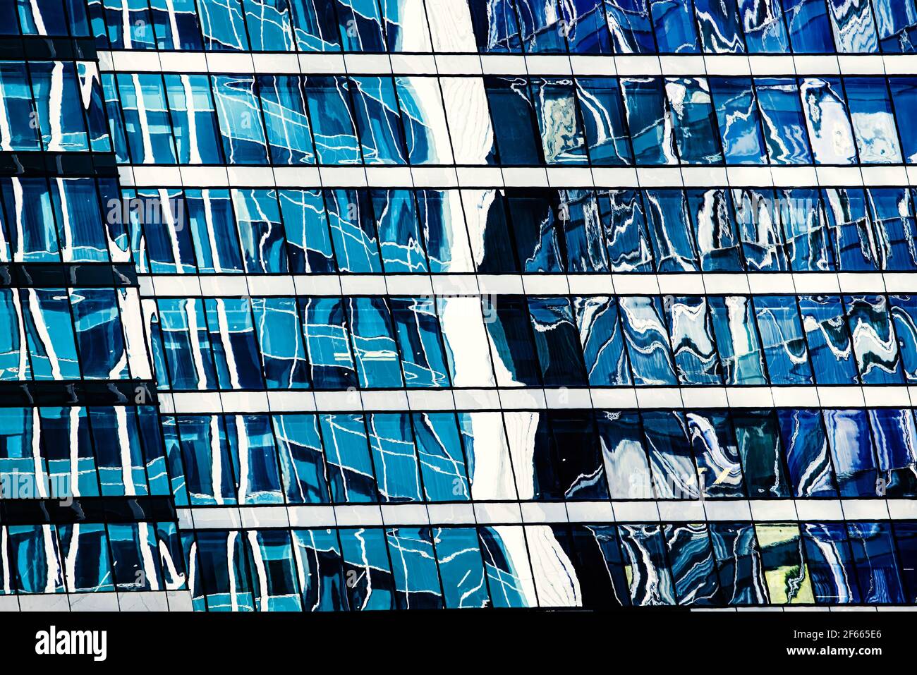 Vue d'un gratte-ciel moderne en verre reflétant le bleu ciel. Photo de haute qualité Banque D'Images