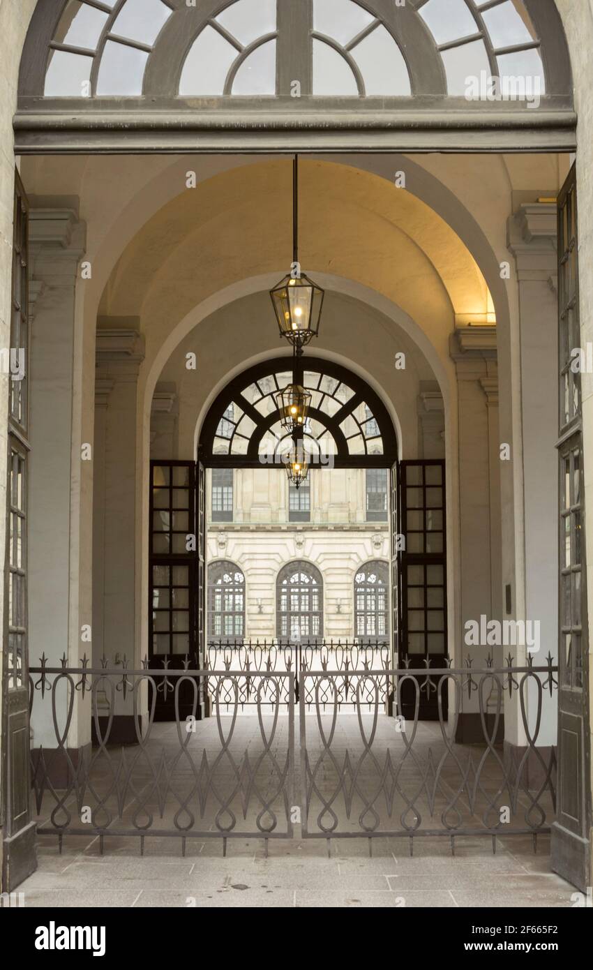 Une élégante entrée voûtée au Palais Royal (Kungliga slottet) / Palais de Stockholm (Stockholms slott), Stockholm, Suède Banque D'Images