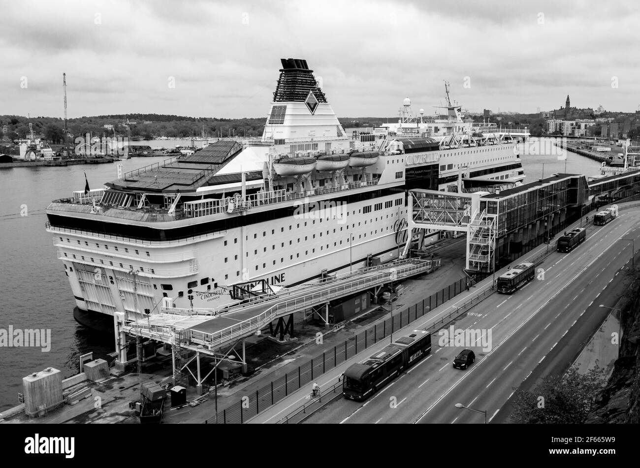Le bateau de croisière de la mer Baltique, MS Cendrillon, s'est amarré à Katarina Sofia, Stockholm, Suède. NOIR ET BLANC Banque D'Images
