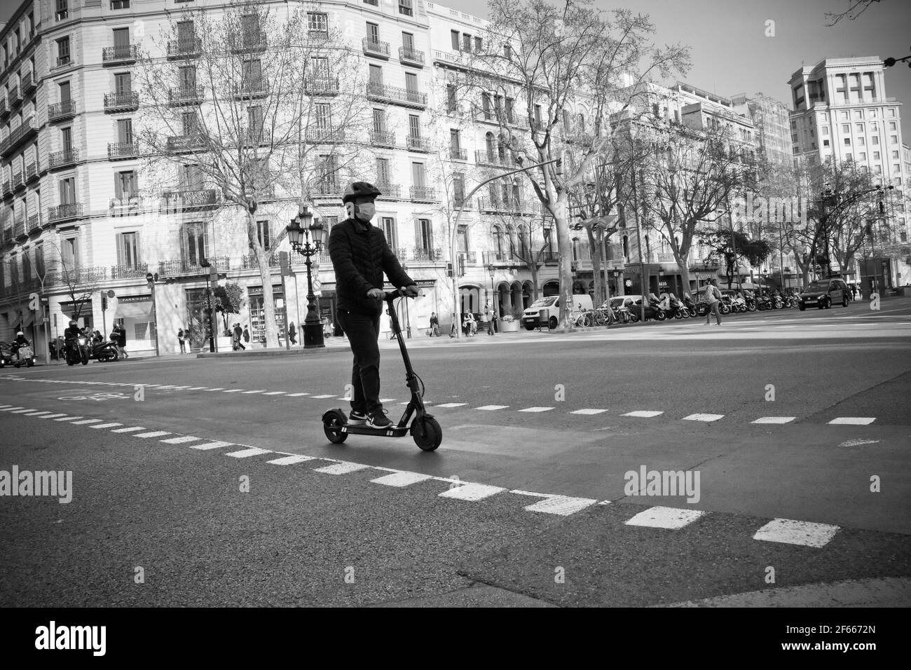 électrique, scooter, homme, équitation, rue, ville, urbain, vue, scène, paysage urbain, one, lane, barcelone, catalogne, espagne, extérieur, bâtiments, silhouette Banque D'Images