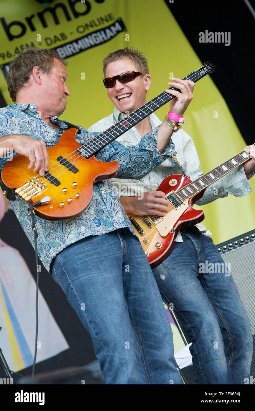 Mark et Nathan King du niveau 42 jouant en direct à Festival de musique Midlands 2010 Banque D'Images