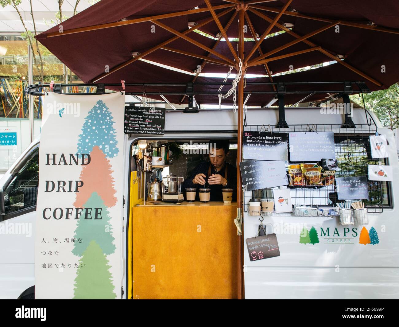 Tokyo, Japon - Coffee Truck situé à Marunouchi, l'un des quartiers d'affaires les plus importants de la ville. Le plus petit café pour les employés de bureau. Banque D'Images