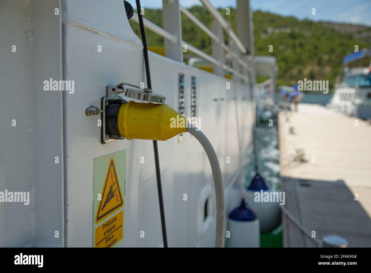 CHARGEMENT DE LA BATTERIE SUR LE NAVIRE ÉLECTRIQUE Banque D'Images