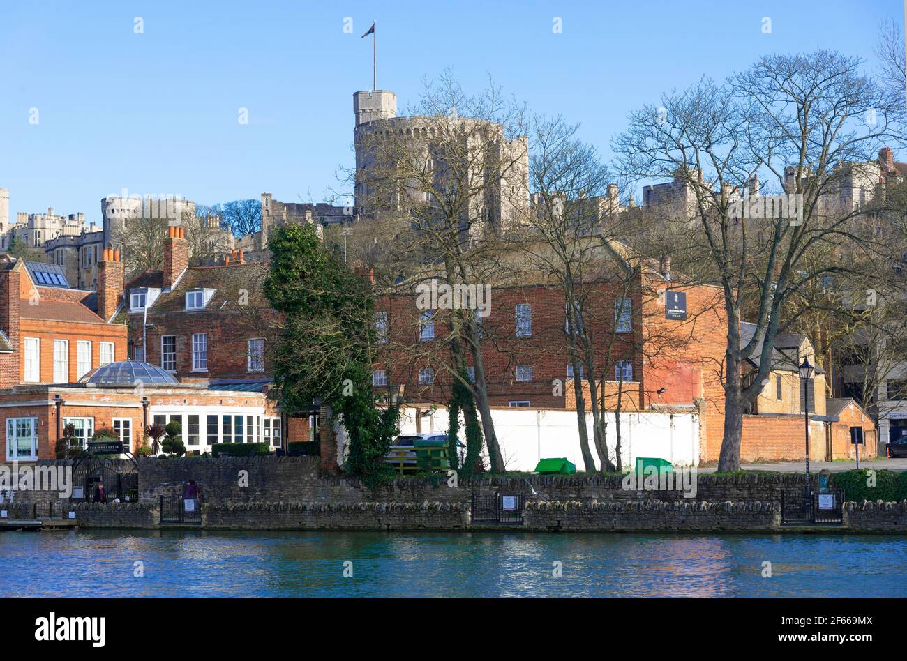 Vue sur la Tamise jusqu'à la ville de Windsor avec le château de Windsor et sa tour ronde derrière. Windsor, Berkshire, Angleterre, Royaume-Uni Banque D'Images