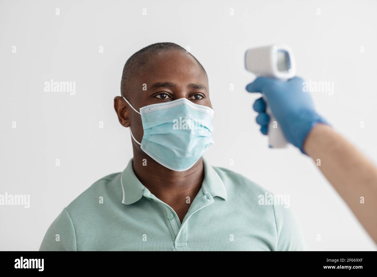 Soins de santé des patients, préparation à la vaccination de la population et vérification de la personne à la procédure Banque D'Images