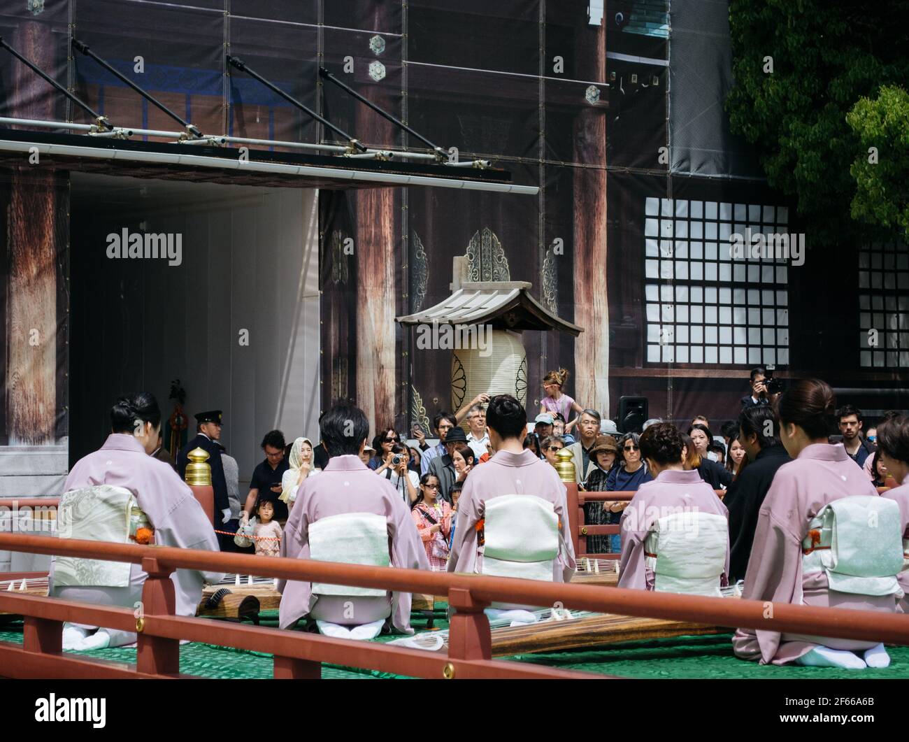 Tokyo, Japon - des musiciens féminins portant des vêtements traditionnels et jouant à Koto, un instrument japonais de cithare à demi-tube. Banque D'Images