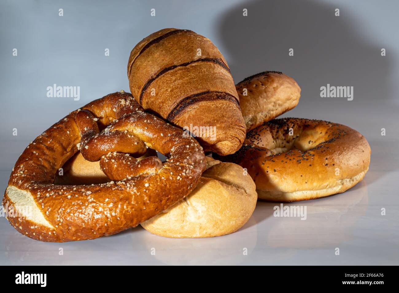 Produits de boulangerie sucrés à base de levure. Bagels, beignets croissants bretzels. Sur un arrière-plan clair. Banque D'Images