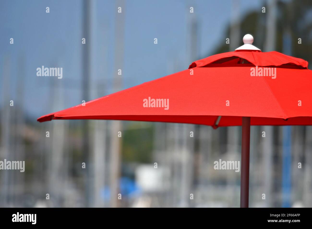 Parasol rouge vif sur la jetée du port de Santa Cruz en Californie, États-Unis. Banque D'Images