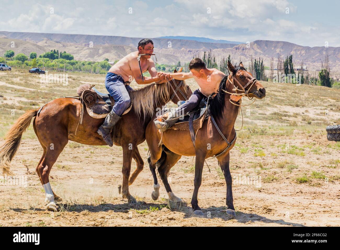 ISSYK KUL, KIRGHIZISTAN - 15 JUILLET 2018 : lutte à cheval au festival Ethnofestival Teskey Jeek, sur la côte du lac Issyk Kul, au Kirghizistan Banque D'Images