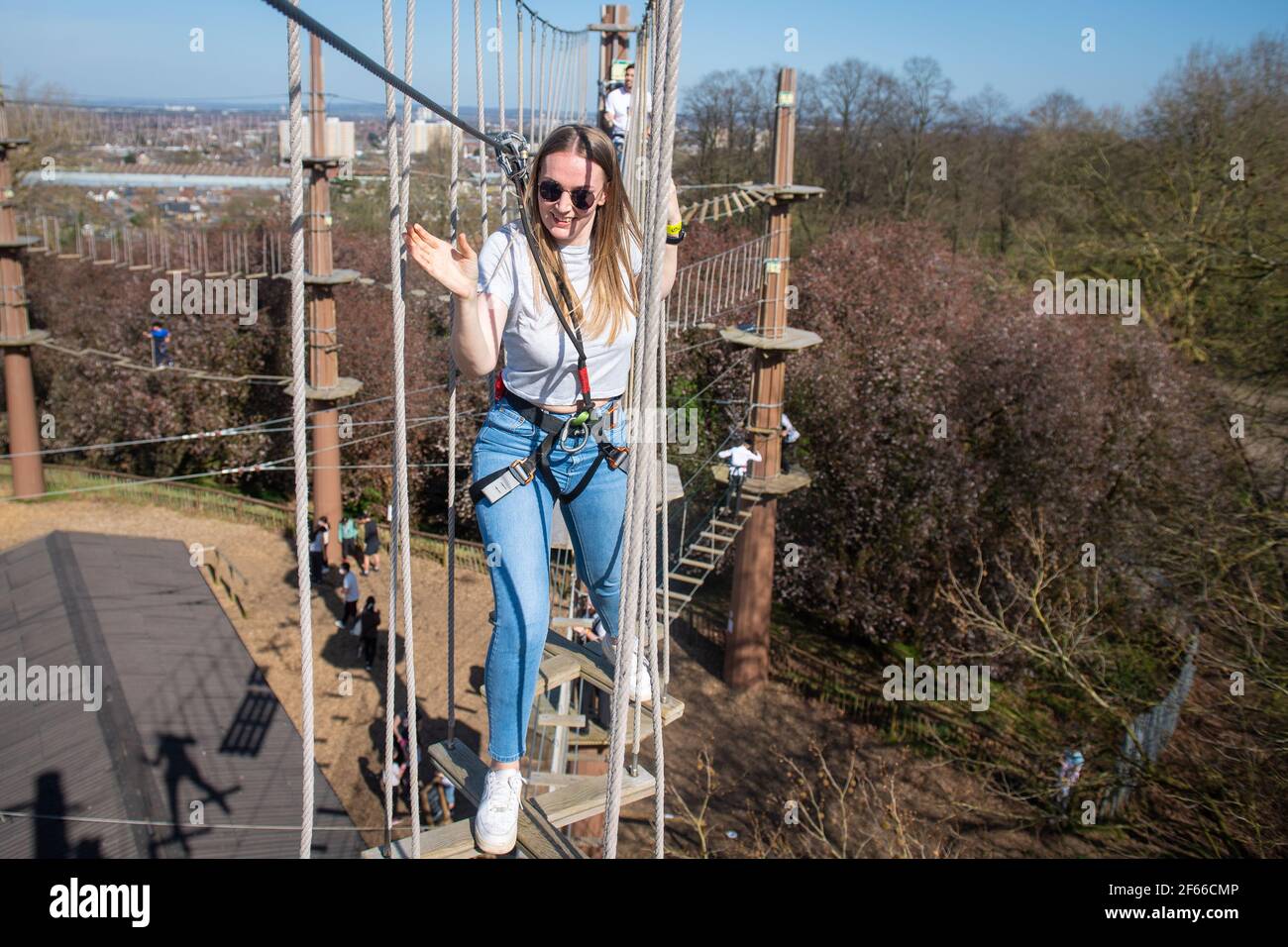 Les grimpeurs apprécient le temps chaud à Go APE au Alexandra Palace, dans le nord de Londres. Date de la photo: Jeudi 18 mars 2021. Les températures dans certaines parties du Royaume-Uni devraient être sensiblement plus chaudes cette semaine, car les familles et les amis sont réunis et les activités sportives sont autorisées à reprendre en Angleterre après le relâchement des restrictions du coronavirus. Banque D'Images