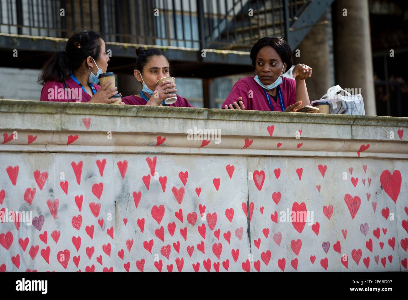 Londres, Royaume-Uni. 30 mars 2021. Le personnel du NHS se trouve au-dessus du cœur sur un mur à Lambeth, près de la Tamise, chaque cœur représentant une personne décédée pendant la pandémie de coronavirus au Royaume-Uni. Appelé le mur commémoratif national Covid, il a été créé par les familles bereaved Covid-19 pour la justice et s'étendra sur un demi-mile au moment où il sera terminé. Crédit : Stephen Chung/Alay Live News Banque D'Images