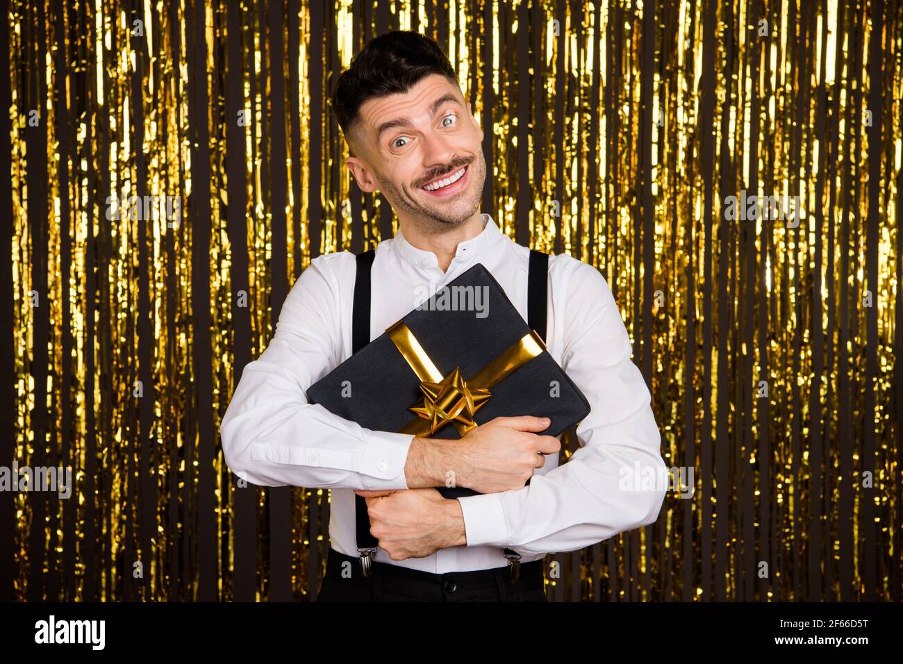 Photo De Jeune Homme Joyeux Sourire Positif Heureux Calin Boite Cadeau Fete D Anniversaire Isolee Sur Fond De Couleur Brillante Photo Stock Alamy Photo De Jeune Homme Joyeux Sourire Positif Heureux Calin Boite Cadeau Fete D Anniversaire Isolee Sur Fond De Couleur Brillante Photo Stock Alamy