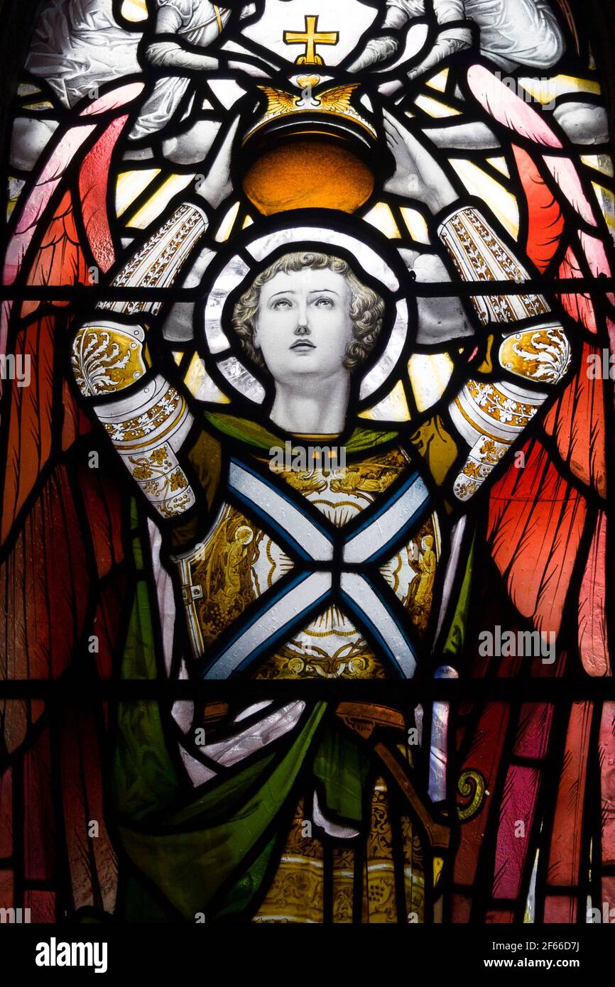 Guerrier sur la fenêtre de vitraux à St Conan's Kirk, Loch Awe, Argyll, Écosse Banque D'Images