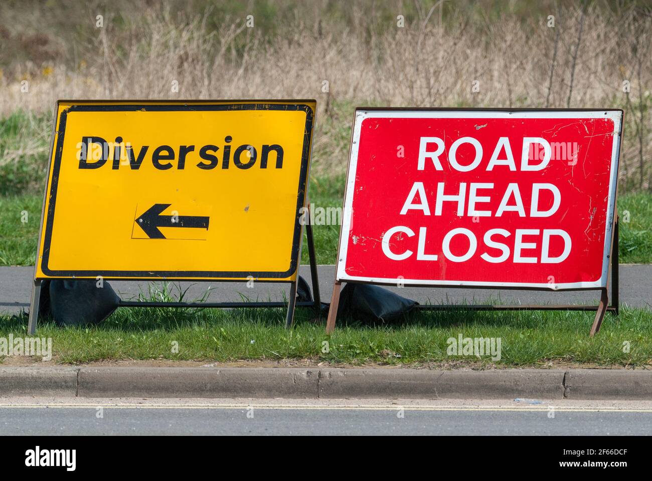 La route britannique est fermée et les panneaux de signalisation temporaires de déviation. Banque D'Images