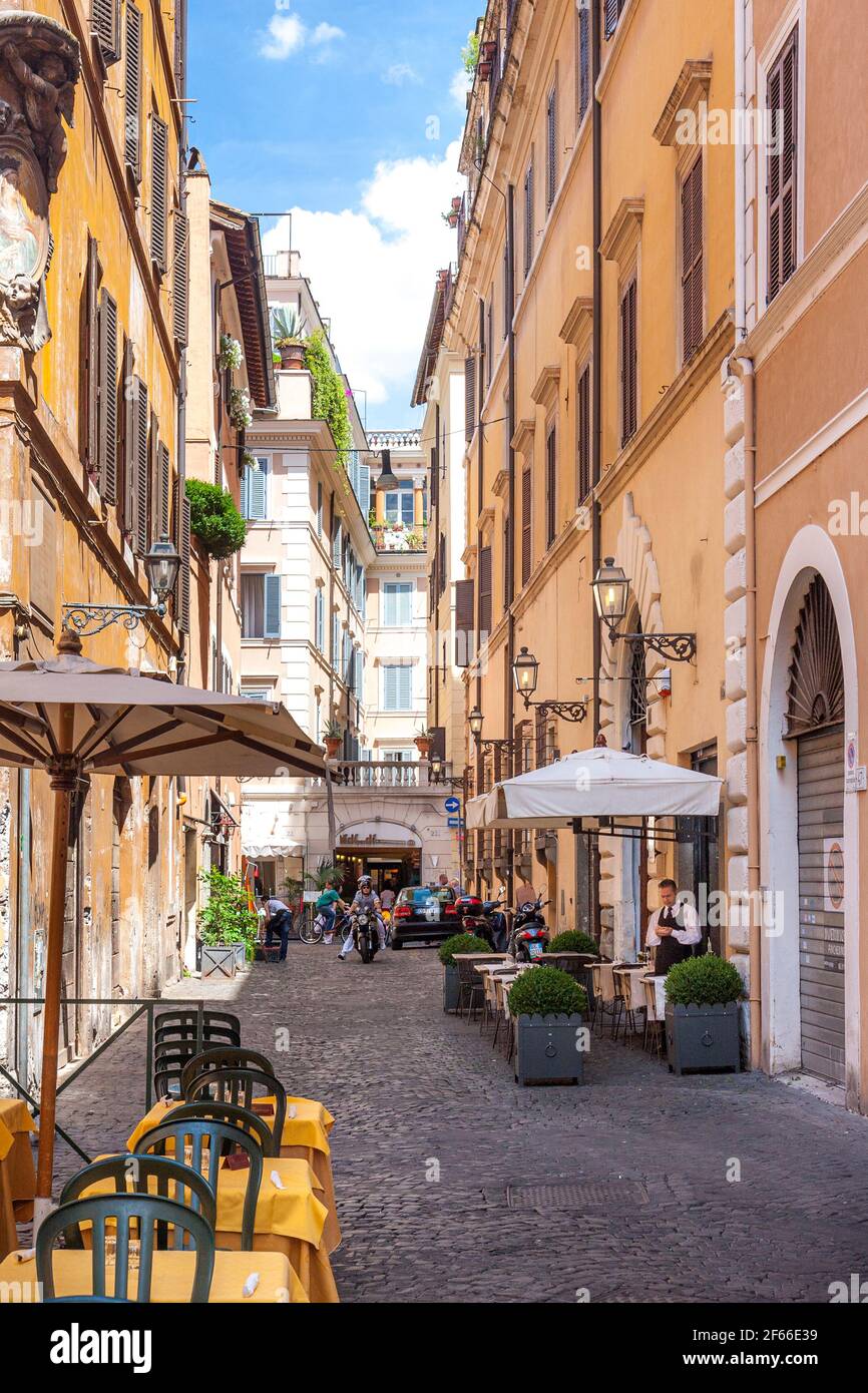 Scène de rue le long de la via Bocca di Leone - rue pavée dans le centre de Rome, Lazio, Italie Banque D'Images