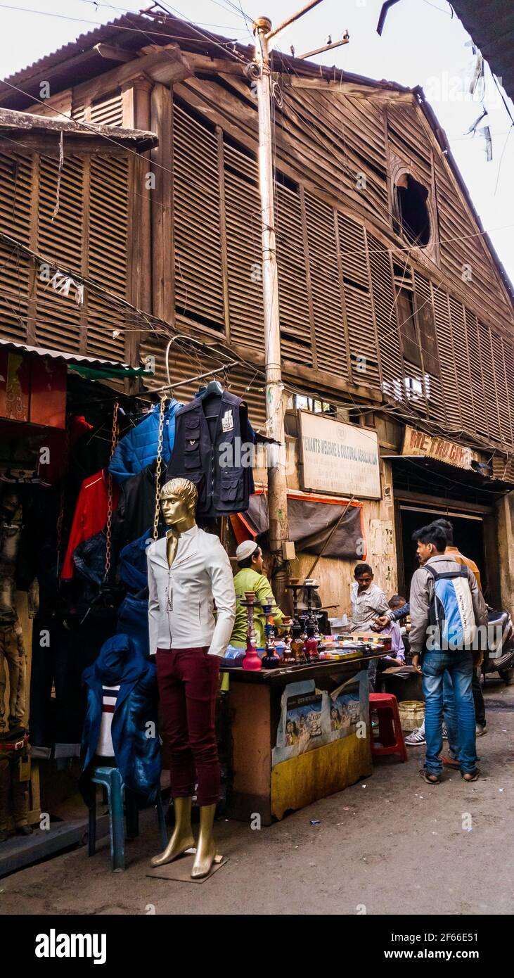 Kolkata, Bengale-Occidental, Inde - janvier 2018: Un ancien bâtiment en bois dans une rue de marché dans le quartier de l'Esplanade dans la ville de Kolkata. Banque D'Images