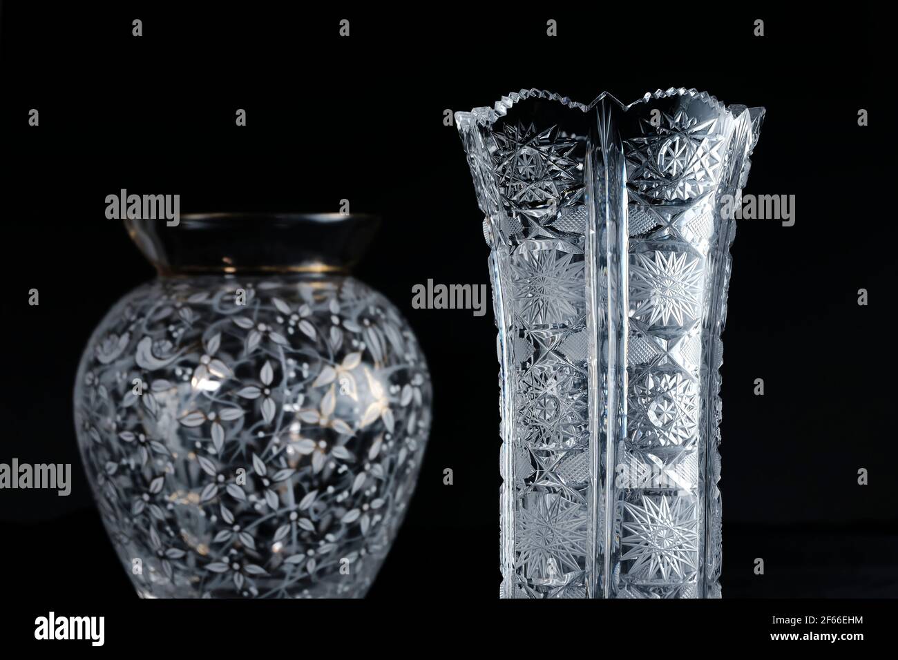 Un vase en cristal classique avec un moderne sur le noir arrière-plan avec  Photo Stock - Alamy
