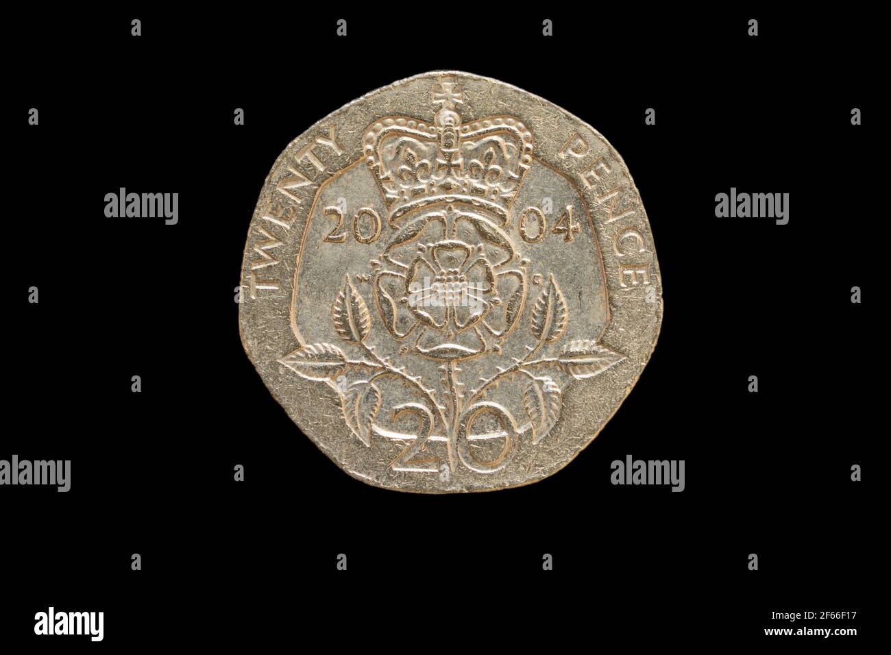 Inverse de la Grande-Bretagne vingt pence pièce de 2004, isolée sur un fond noir Banque D'Images