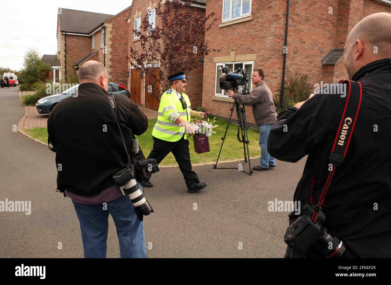 Les gens arrivent et quittent la maison de Kate et Gerry McCann parents de la fille britannique disparue Madeleine McCann, à leur maison à Rothley, Angleterre pic David Sandison Banque D'Images