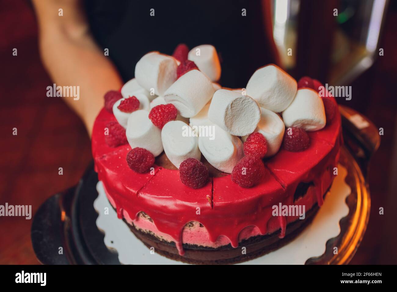 Gateau De Fete De La Fete Du Canada Avec Drapeaux Guimauve Et Decorations De Bonbons Sur Un Support A Gateau Rouge Sur Une Table Blanche Sur Fond Rouge Photo Stock Alamy
