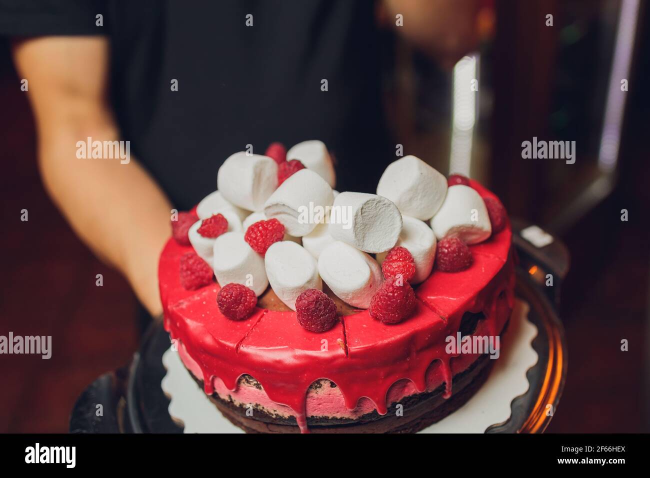 Gateau De Fete De La Fete Du Canada Avec Drapeaux Guimauve Et Decorations De Bonbons Sur Un Support A Gateau Rouge Sur Une Table Blanche Sur Fond Rouge Photo Stock Alamy