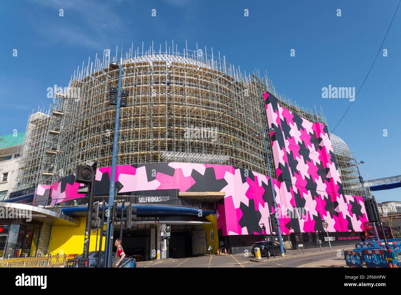 Des échafaudages sont érigés autour du bâtiment emblématique et distinctif de Selfridges À Birmingham, pendant que les disques en aluminium sont nettoyés et nettoyés Banque D'Images Des échafaudages sont érigés autour du bâtiment emblématique et distinctif de Selfridges À Birmingham, pendant que les disques en aluminium sont nettoyés et nettoyés Banque D'Images