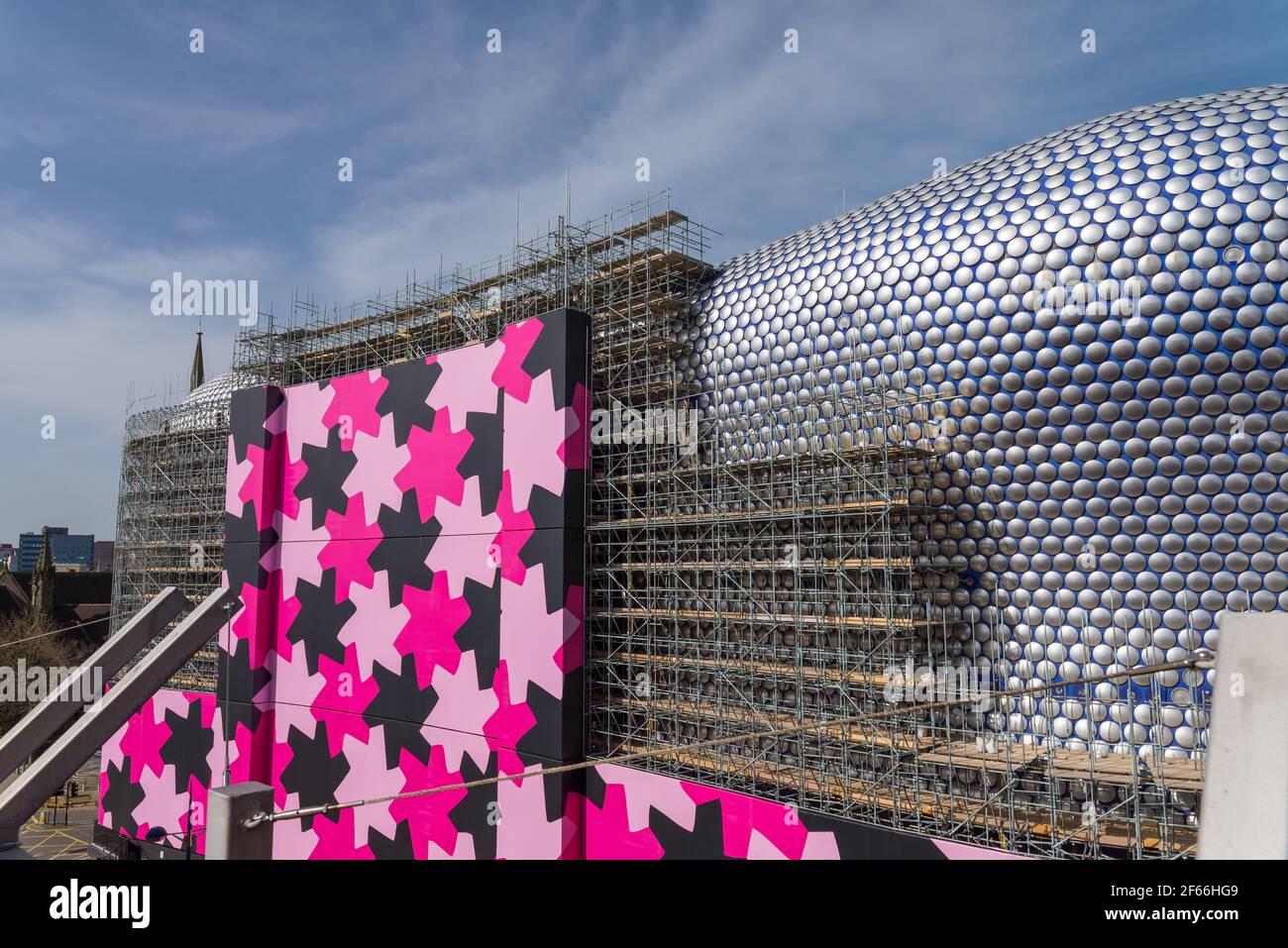 Des échafaudages sont érigés autour du bâtiment emblématique et distinctif de Selfridges À Birmingham, pendant que les disques en aluminium sont nettoyés et nettoyés Banque D'Images Des échafaudages sont érigés autour du bâtiment emblématique et distinctif de Selfridges À Birmingham, pendant que les disques en aluminium sont nettoyés et nettoyés Banque D'Images